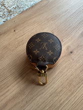 Lade das Bild in den Galerie-Viewer, LOUIS VUITTON AIRPOD CASE / ANHÄNGER