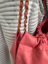 Lade das Bild in den Galerie-Viewer, CHANEL 22 BEUTEL ROSA