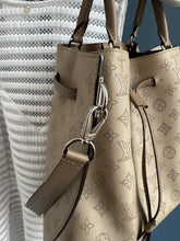 Lade das Bild in den Galerie-Viewer, LOUIS VUITTON GIROLATA GALET MAHINA