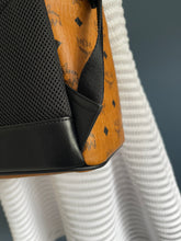 Lade das Bild in den Galerie-Viewer, MCM STARK MEGA LAUREL