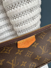 Lade das Bild in den Galerie-Viewer, LOUIS VUITTON MINI POCHETTE