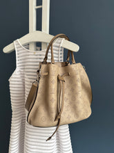 Lade das Bild in den Galerie-Viewer, LOUIS VUITTON GIROLATA GALET MAHINA