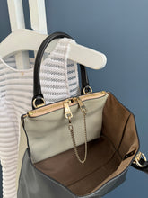 Lade das Bild in den Galerie-Viewer, CHLOÉ BAYLEE