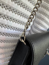 Lade das Bild in den Galerie-Viewer, LOUIS VUITTON MYLOCKME CHAIN