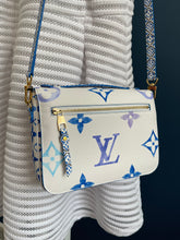 Lade das Bild in den Galerie-Viewer, LOUIS VUITTON MÉTIS BY THE POOL