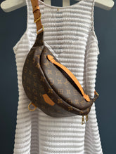 Lade das Bild in den Galerie-Viewer, LOUIS VUITTON BUMBAG