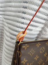 Lade das Bild in den Galerie-Viewer, LOUIS VUITTON POCHETTE
