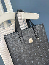 Lade das Bild in den Galerie-Viewer, MCM AREN BAG