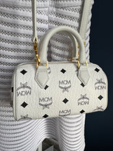 Lade das Bild in den Galerie-Viewer, MCM MINI BOSTON