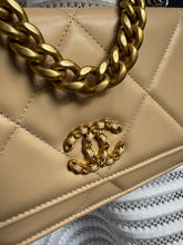 Lade das Bild in den Galerie-Viewer, CHANEL 19 WOC