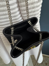 Lade das Bild in den Galerie-Viewer, YSL FLOWER BUCKET