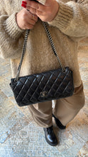 Lade das Bild in den Galerie-Viewer, CHANEL LADY PEARLY FLAP BAG