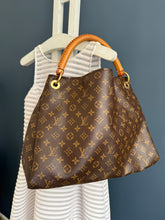 Lade das Bild in den Galerie-Viewer, LOUIS VUITTON ARTSY MM