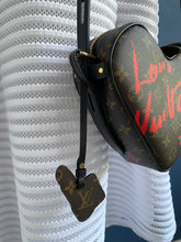 Lade das Bild in den Galerie-Viewer, LOUIS VUITTON SAC COEUR LIMITED EDITION