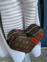 Lade das Bild in den Galerie-Viewer, LOUIS VUITTON SAC COEUR LIMITED EDITION