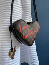 Lade das Bild in den Galerie-Viewer, LOUIS VUITTON SAC COEUR LIMITED EDITION