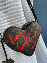 Lade das Bild in den Galerie-Viewer, LOUIS VUITTON SAC COEUR LIMITED EDITION