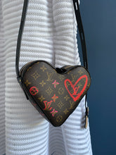 Lade das Bild in den Galerie-Viewer, LOUIS VUITTON SAC COEUR LIMITED EDITION