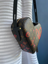 Lade das Bild in den Galerie-Viewer, LOUIS VUITTON SAC COEUR LIMITED EDITION