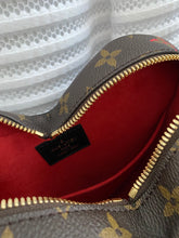 Lade das Bild in den Galerie-Viewer, LOUIS VUITTON SAC COEUR LIMITED EDITION