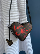 Lade das Bild in den Galerie-Viewer, LOUIS VUITTON SAC COEUR LIMITED EDITION