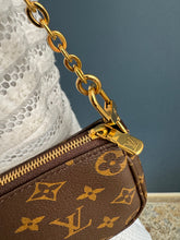 Lade das Bild in den Galerie-Viewer, LOUIS VUITTON MINI POCHETTE

