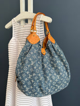 Lade das Bild in den Galerie-Viewer, LOUIS VUITTON MAHINA XL DENIM
