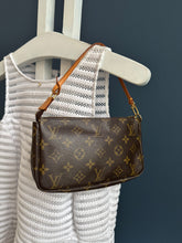 Lade das Bild in den Galerie-Viewer, LOUIS VUITTON POCHETTE ACCESSOIRES
