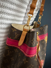 Lade das Bild in den Galerie-Viewer, LOUIS VUITTON NÉONOÉ SUMMER TRUNK
