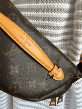 Lade das Bild in den Galerie-Viewer, LOUIS VUITTON BUMBAG
