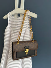 Lade das Bild in den Galerie-Viewer, LOUIS VUITTON VICTOIRE
