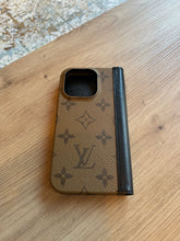 Lade das Bild in den Galerie-Viewer, LOUIS VUITTON HANDYCASE iPHONE 15 PRO
