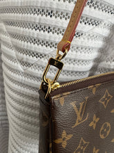 Lade das Bild in den Galerie-Viewer, LOUIS VUITTON POCHETTE ACCESSOIRES
