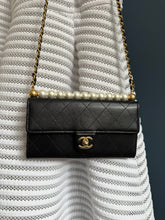 Lade das Bild in den Galerie-Viewer, CHANEL WOC MIT PERLEN

