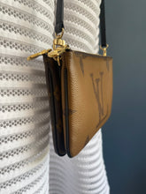 Lade das Bild in den Galerie-Viewer, LOUIS VUITTON DOUBLE ZIP POCHETTE REVERSE
