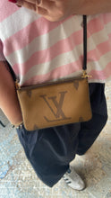 Lade das Bild in den Galerie-Viewer, LOUIS VUITTON DOUBLE ZIP POCHETTE REVERSE
