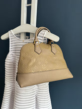 Lade das Bild in den Galerie-Viewer, LOUIS VUITTON ALMA EMPREINTE
