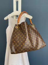 Lade das Bild in den Galerie-Viewer, LOUIS VUITTON ARTSY MM
