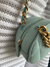 Lade das Bild in den Galerie-Viewer, CHANEL 19 DENIM ROUND CLUTCH
