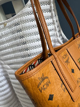 Lade das Bild in den Galerie-Viewer, MCM LIZ MINI SHOPPER
