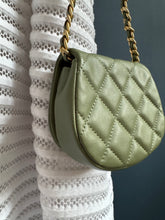 Lade das Bild in den Galerie-Viewer, CHANEL COCO MAIL MINI CLUTCH
