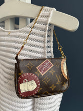 Lade das Bild in den Galerie-Viewer, LOUIS VUITTON MINI POCHETTE
