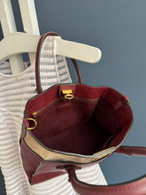 Lade das Bild in den Galerie-Viewer, LOUIS VUITTON ON MY SIDE PM
