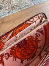 Lade das Bild in den Galerie-Viewer, HERMÈS SILK’IN CLASSIQUE GELDBÖRSE
