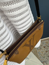 Lade das Bild in den Galerie-Viewer, LOUIS VUITTON DOUBLE ZIP POCHETTE
