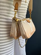 Lade das Bild in den Galerie-Viewer, LOUIS VUITTON MULTI POCHETTE BY THE POOL
