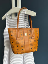 Lade das Bild in den Galerie-Viewer, MCM LIZ MINI SHOPPER
