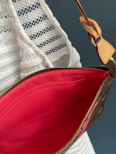 Lade das Bild in den Galerie-Viewer, LOUIS VUITTON POCHETTE ACCESSOIRES
