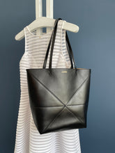 Lade das Bild in den Galerie-Viewer, LOEWE PUZZLE FOLD SHOPPER

