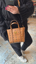 Lade das Bild in den Galerie-Viewer, MCM TONI MINI SHOPPER
